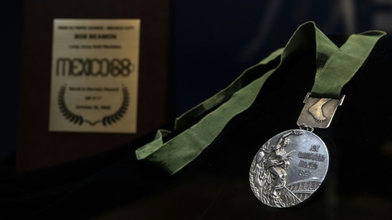 الميدالية الذهبية الأولمبية التي فاز بها بوب بيمون في الوثب الطويل للرجال عام 1968، معروضة لدى دار كريستيز للمزادات في نيويورك بتاريخ 29 كانون الثاني/يناير 2024