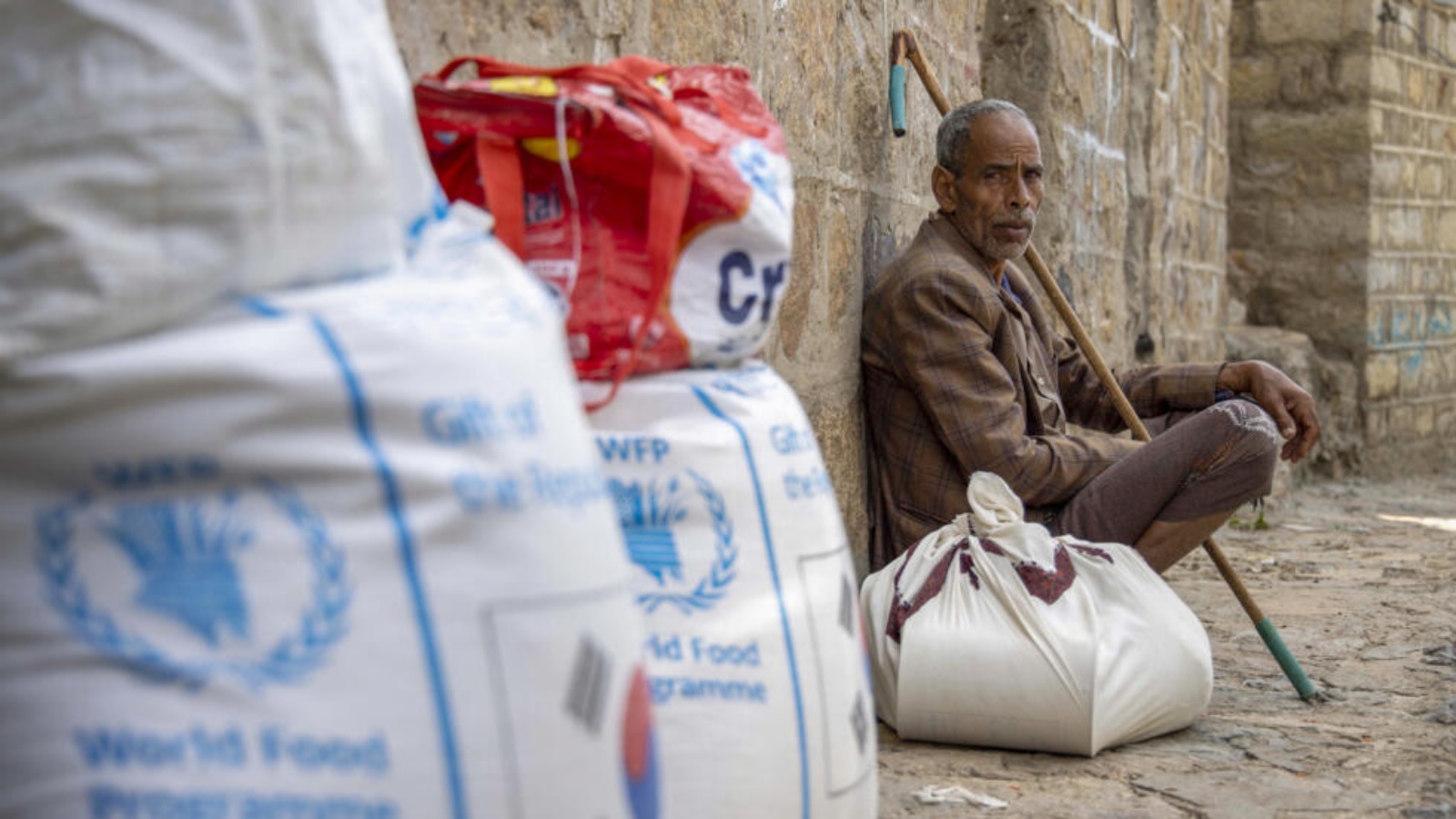 نازح يمني يتلقلى مساعدات إنسانية من برنامج الأغذية العالمي التابع للأمم المتحدة في مدينة تعز في 11 أيلول (سبتمبر) 2023 