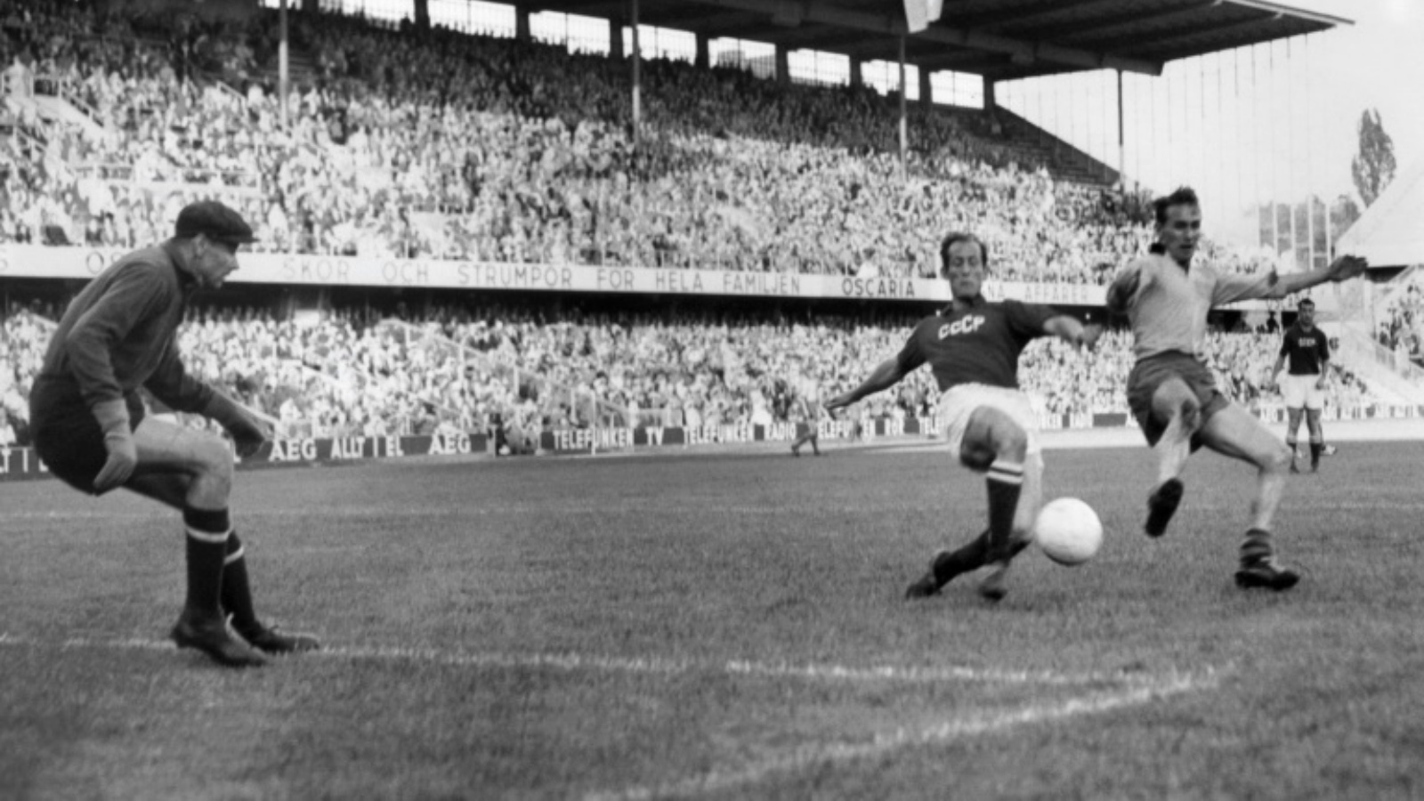 السويدي كورت هامرين (يمين) خلال المباراة ضد الاتحاد السوفياتي (2-0) في ربع نهائي مونديال السويد في سولنا في 19 حزيران (يونيو) 1958.