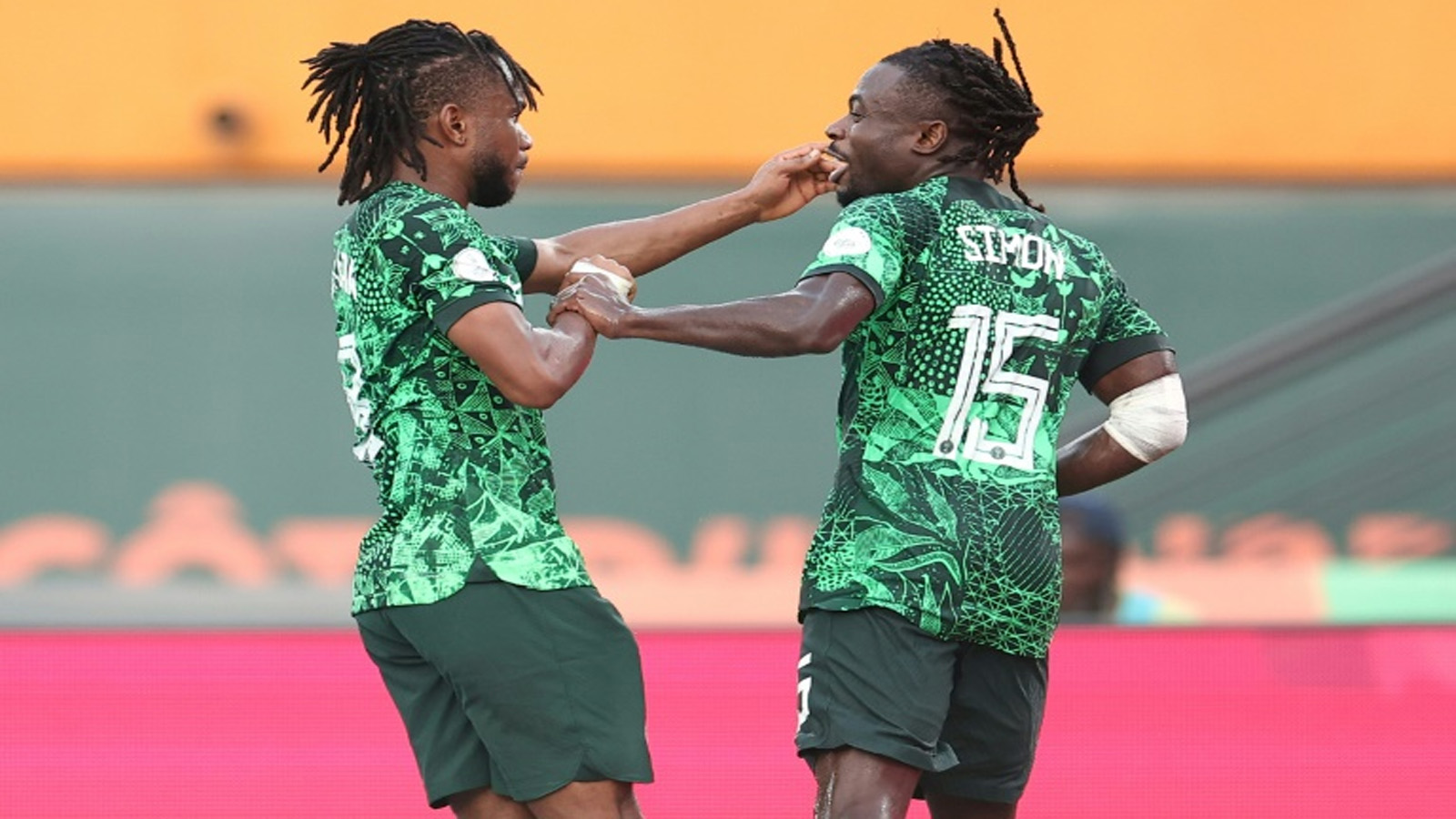 جناحا المنتخب النيجيري موزيس سايمون (يمين) وأديمولا لوكمان يحتفلان بهدف الفوز على أنغولا (1-0) في ربع نهائي كأس الأمم الأفريقية في ساحل العاج في الثاني من شباط (فبراير) 2024