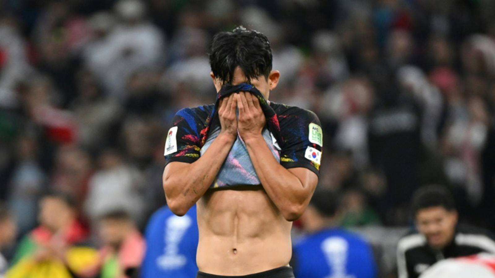 لاعب الوسط الكوري الجنوبي وو-يونغ جيونغ متأثّراً بعد الخسارة أمام الأردن 0-2 في نصف نهائي كأس آسيا 2023 الثلاثاء على استاد أحمد بن علي