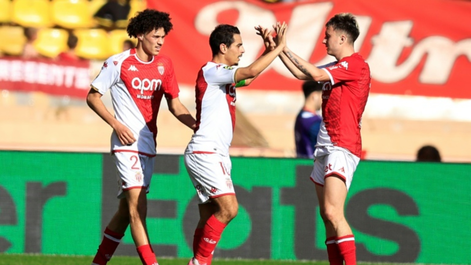 لاعبو موناكو يحتفلون بافتتاح التسجيل في مرمى لوهافر (1-1) في الدوري الفرنسي في الرابع من شباط (فبراير) 2024