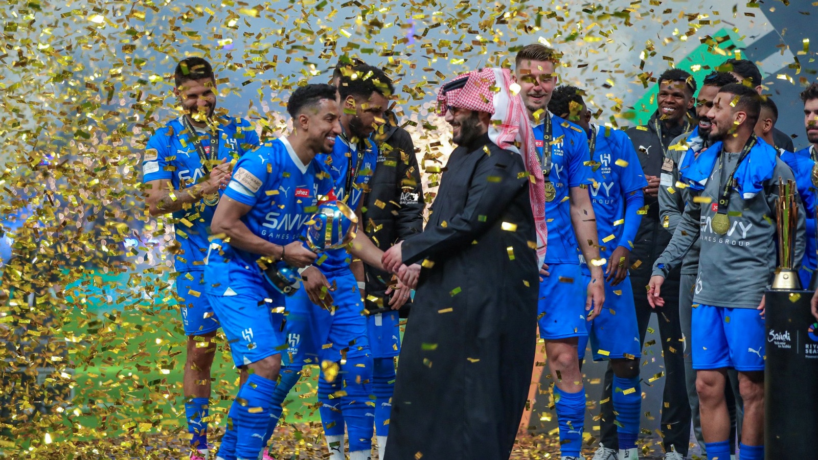 لاعبو الهلال يحتفلون بتتويجهم في بطولة كأس موسم الرياض