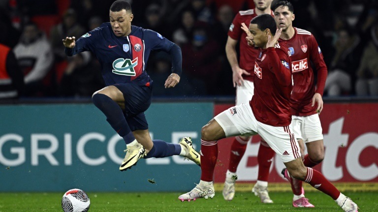 لاعب باريس سان جرمان كيليان مبابي يتقدم بالكرة تحت انظار لاعبي بريست في الدور ثمن النهائي لكأس فرنسا لكرة القدم على ملعب بارك دي برينس