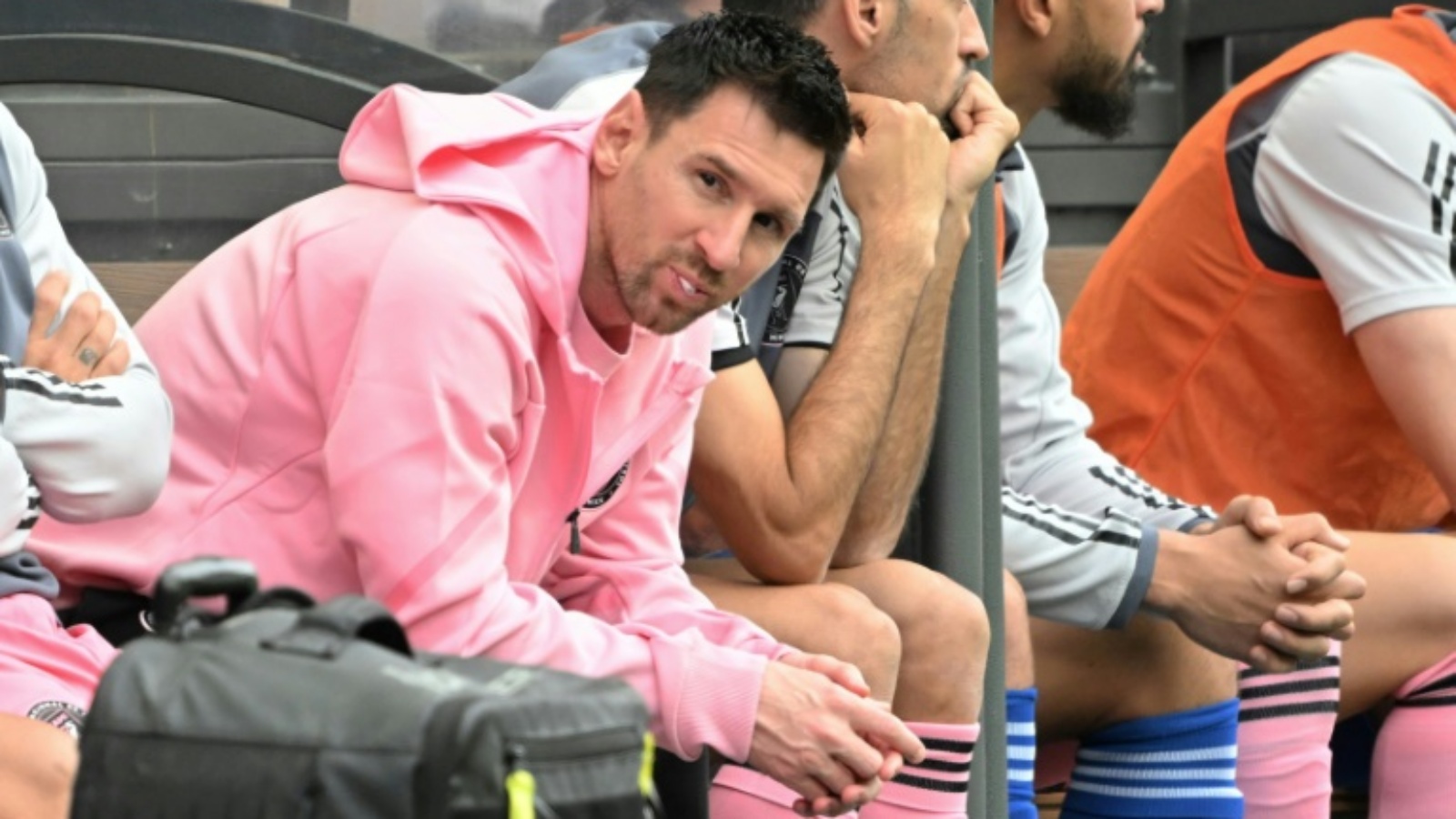 النجم الأرجنتيني ليونيل ميسي جالساً على مقاعد الاحتياط خلال مباراة فريقه إنتر ميامي الأميركي الودية ضد منتخب من نجوم الدوري في هونغ كونغ (4-1) الأحد
