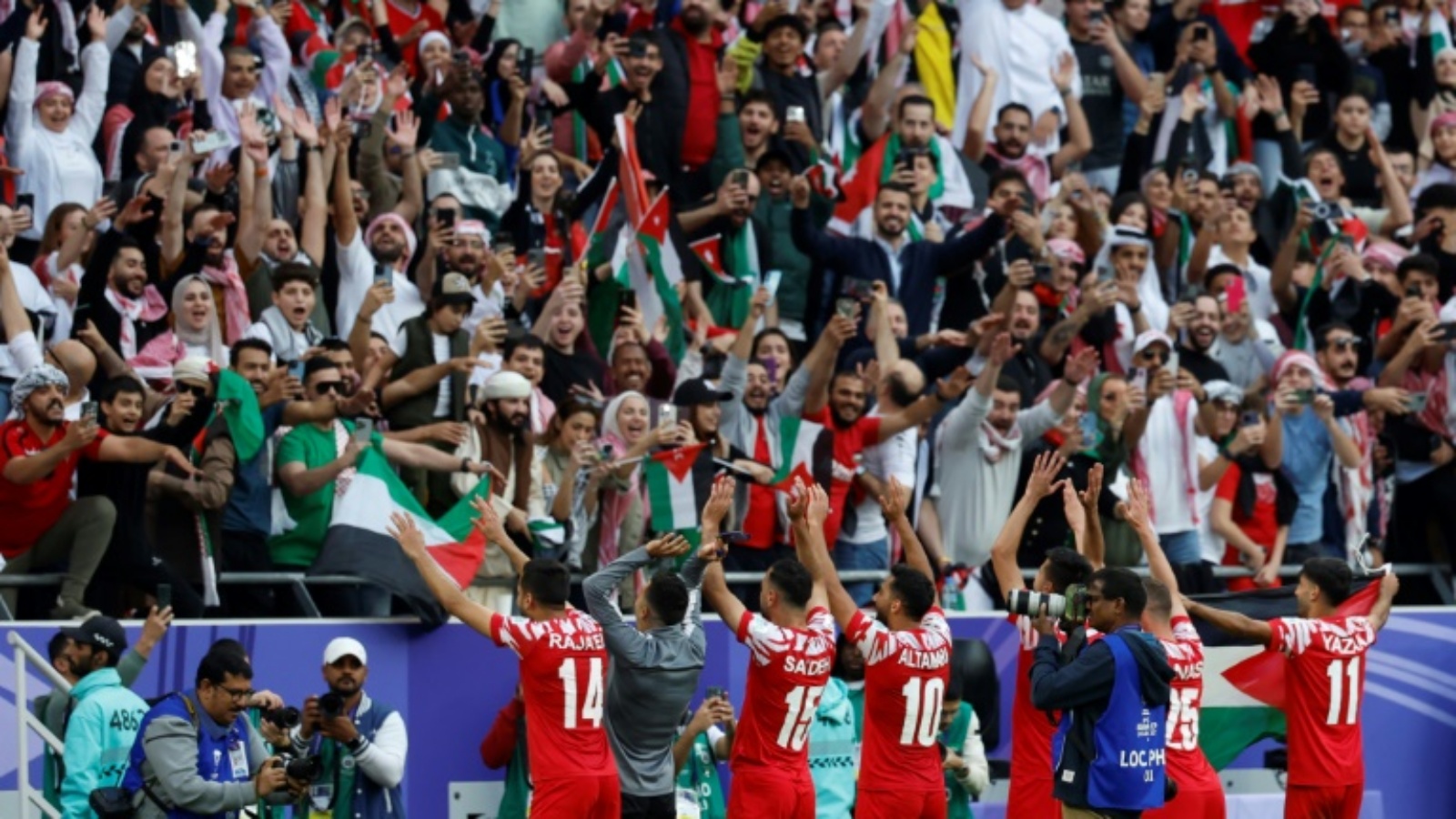 لاعبو الأردن يحتفلون بالتأهل لنصف نهائي كأس آسيا في 2 شباط (فبراير) 2024