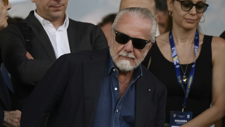 رئيس نادي نابولي اوريليو دي لاورنتيس خلال مباراة في الدوري الايطالي لكرة القدم ضد فروزينوني. فروزينوني في 19 آب 2023