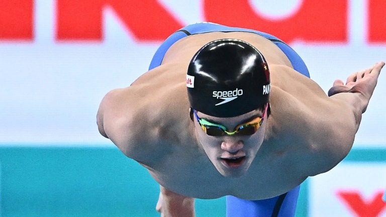السباح الصيني الشاب بان زانلي يفوز بسباق 100 م حرة الخميس في بطولة العالم للسباحة التي تستضيفها الدوحة