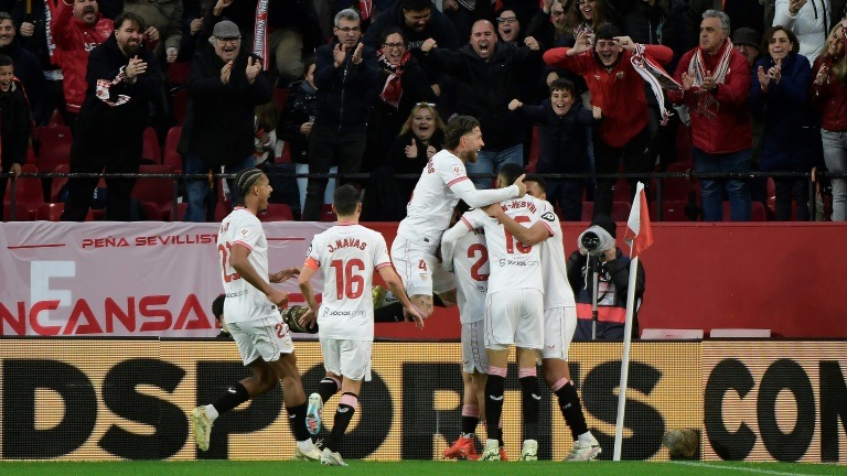 لاعبو اشبيلية يحتفلون بهدف الفوز على اتلتيكو مدريد (1-0) في الدوري الاسباني في 11 شباط/فبراير 2024