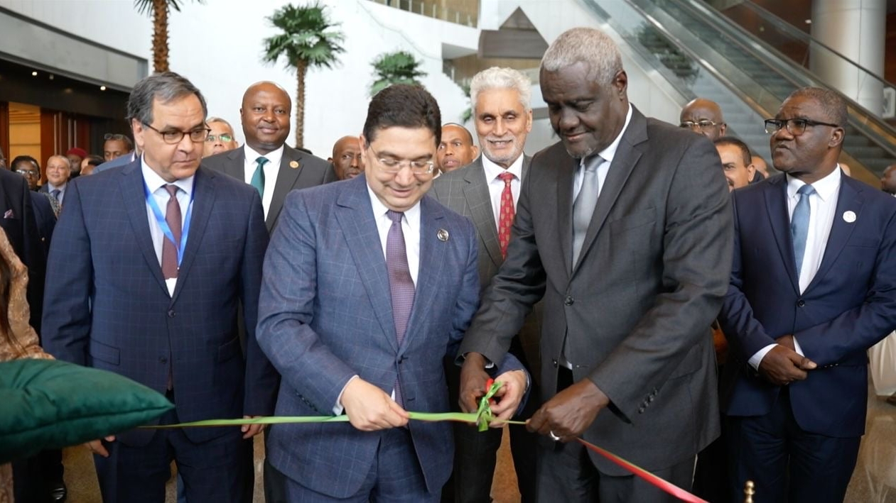 ناصر بوريطة وزير خارجية المغرب وموسى فقي محمد رئيس المفوضية الافريقيةلدى تدشينهما نافورة تقليدية،مهداة من المملكة المغربية إلى المنظمة الإفريقية  