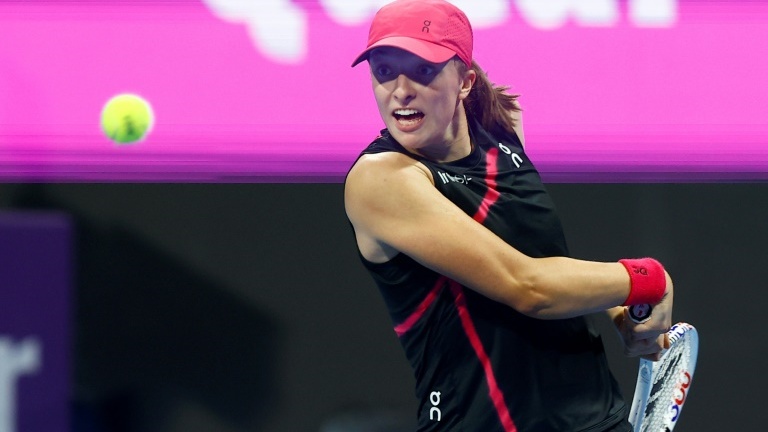 حققت البولندية إيغا شفيونتيك المصنّفة أولى عالمياً لقب دورة الدوحة لكرة المضرب للألف السبت للمرة الثالثة توالياً 