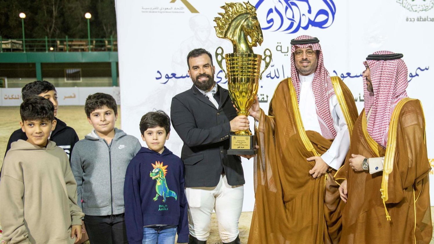 الأمير سعود بن عبدالله بن جلوي سلم الفائزين ببطولة جدة لقفز الحواجز جوائزهم