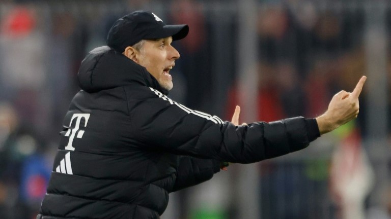 توماس توخل مدرب بايرن ميونيخ يُعطي تعليمات للاعبيه خلال الفوز على لايبزيغ 2-1، في المرحلة 23 من الدوري الألماني لكرة القدم في 24 شباط/فبراير 2024