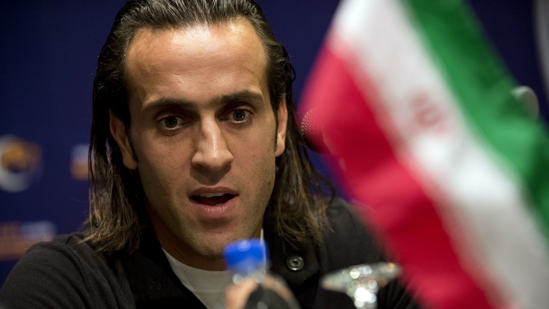 النجم الإيراني علي كريمي من ملعب كرة القدم إلى عالم السوشيال ميديا والسياسة