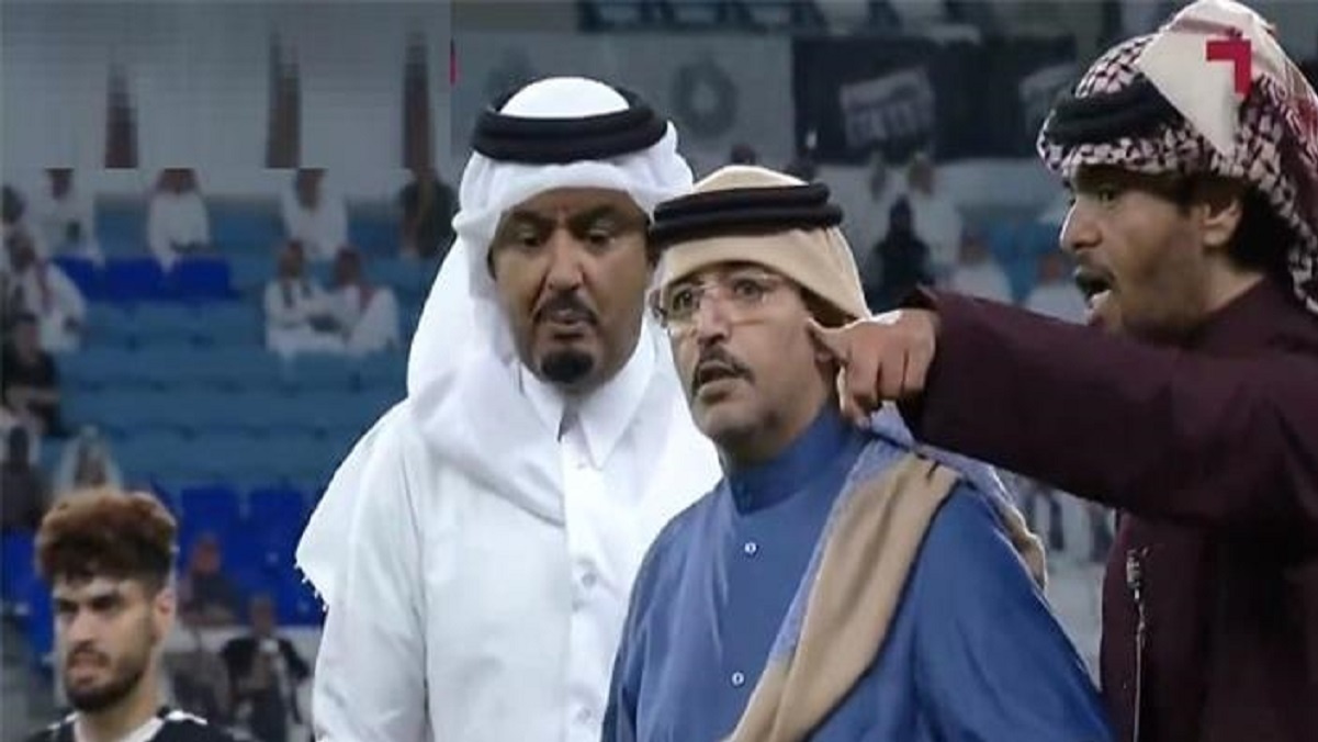 الشيخ خليفة بن حسن آل ثاني (وسط الصورة) يقتحم ملعب مباراة الوكرة والسد في الدوري القطري