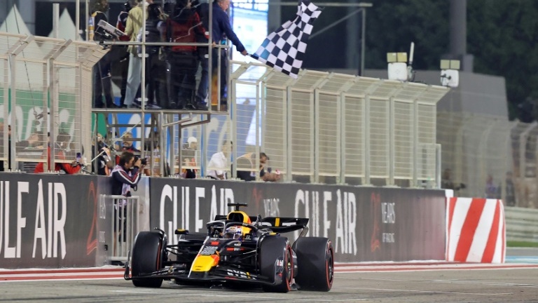 سائق ريد بول الهولندي ماكس فيرستابن بطل العالم يفوز بالجولة الافتتاحية لبطولة العالم للفورمولا واحد على حلبة الصخير في البحرين
