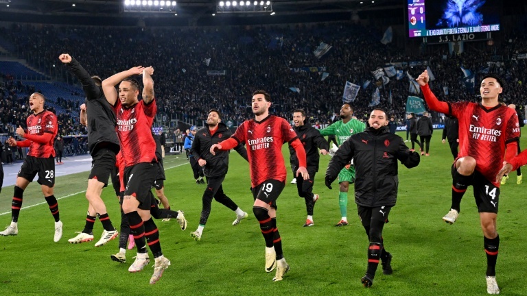 لاعبو ميلان يحتفلون بفوزهم على مضيفهم لاتسيو 1-0 في الدوري الإيطالي