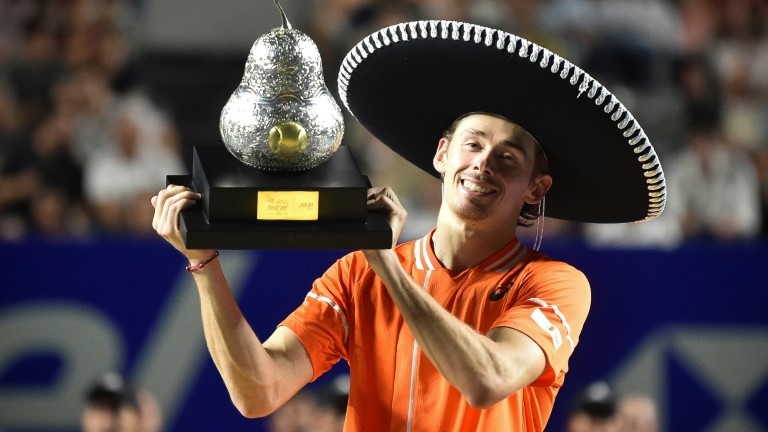 الاسترالي أليكس دي مينور يحتفل بتتويجه بطلا لدورة أكابولكو المكسيكية الدولية في كرة المضرب في الثاني من آذار/مارس 2024