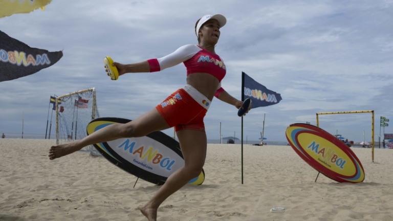 تبحث مانبول عن موقع لها على شواطئ ريو دي جانيرو حيث تنتشر كرة القدم الشاطئية وكرة المضرب الشاطئية والكرة الطائرة الشاطئية