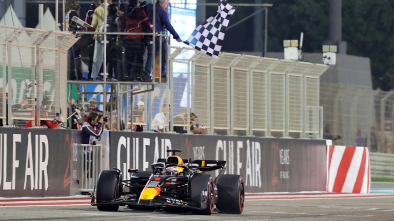 سائق ريد بول الهولندي ماكس فيرستابن بطل العالم يفوز بالجولة الافتتاحية لبطولة العالم للفورمولا واحد على حلبة الصخير في البحرين. 2 آذار (مارس) 2024