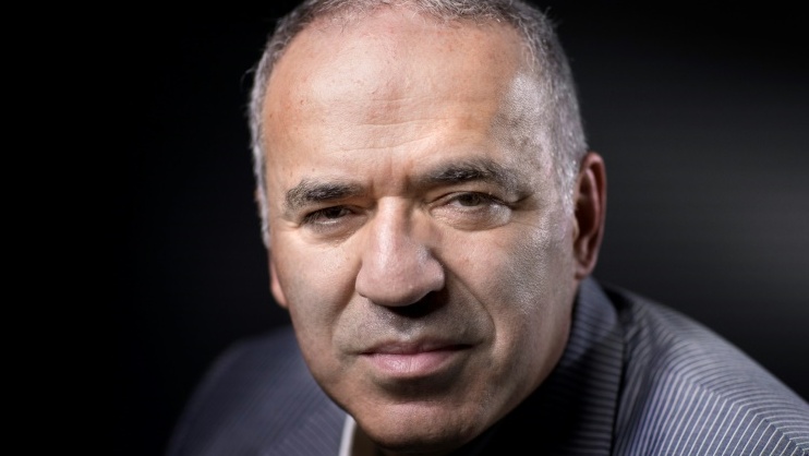 بطل العالم السابق للشطرنج غاري كاسباروف من أشد المعارضين للرئيس فلاديمير بوتين والهجوم العسكري الروسي في أوكرانيا