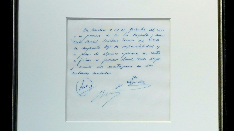 منديل ورقي حيث تم التوقيع على وعد تعاقد برشلونة الاسباني مع الارجنتيني ليونيل ميسي في سن 13 عامًا، خلال عرضه بمقر مؤسسة بونهامز للمزاد العلني في نيويورك 