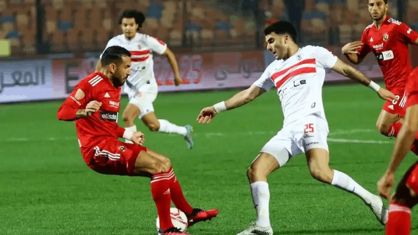 زيزو ومعلول في صراع على الكرة في قمة سابقة بين الأهلي والزمالك