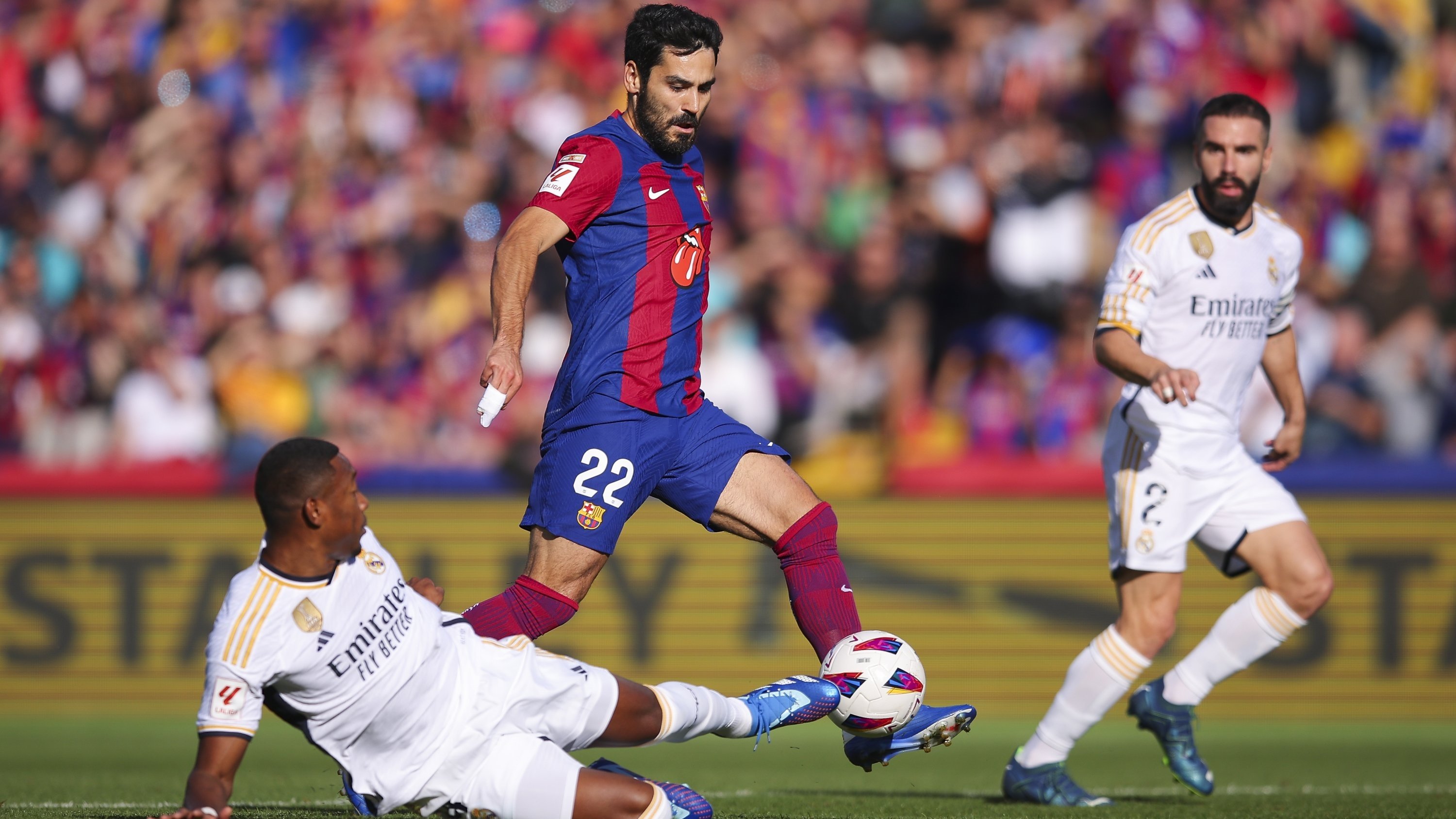لاعب برشلونة غوندوغان يحاول السيطرة على الكرة رغم تدخل دافيد ألابا 