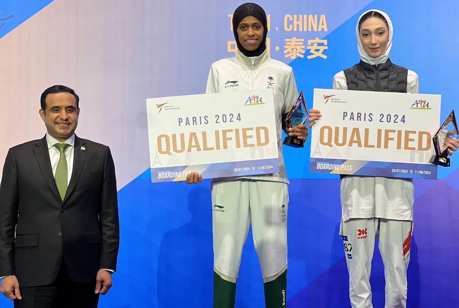 دنيا أبوطالب (وسط الصورة) تحتفل بالتأهل لأولمبياد باريس 2024 