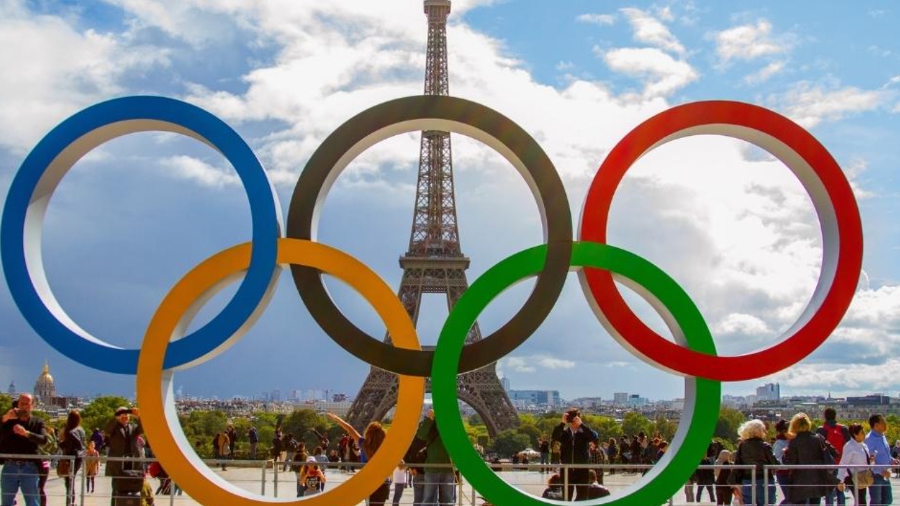 الشعار الأولمبي وفي الخلفية معالم باريس