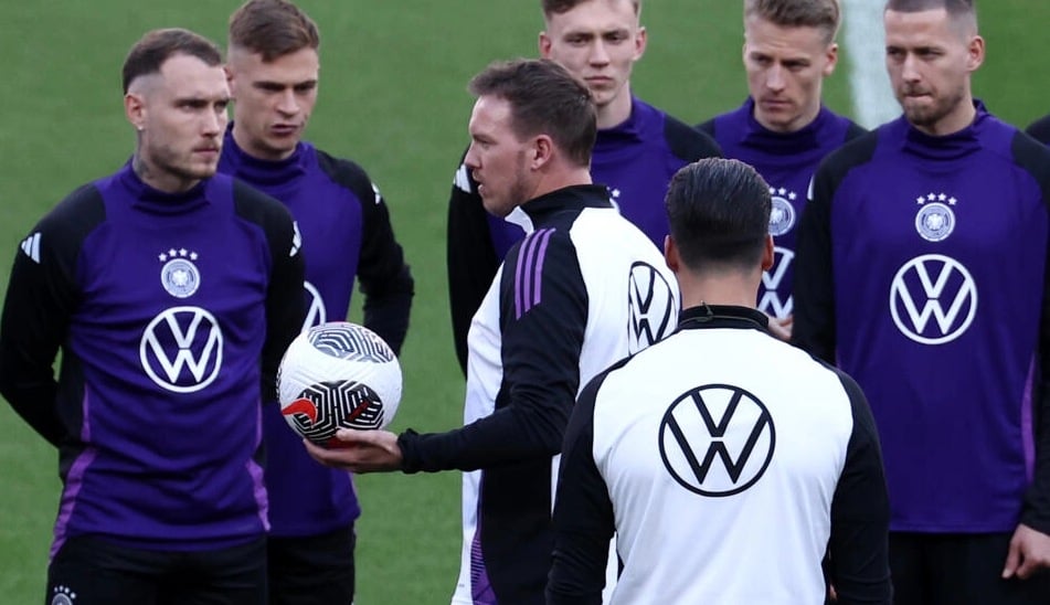 يوليان ناغلسمان (وسط) مدرب منتخب ألماني لكرة القدم يتحدث إلى لاعبيه خلال حصة تمرينية الجمعة 22 آذار/مارس 2024 