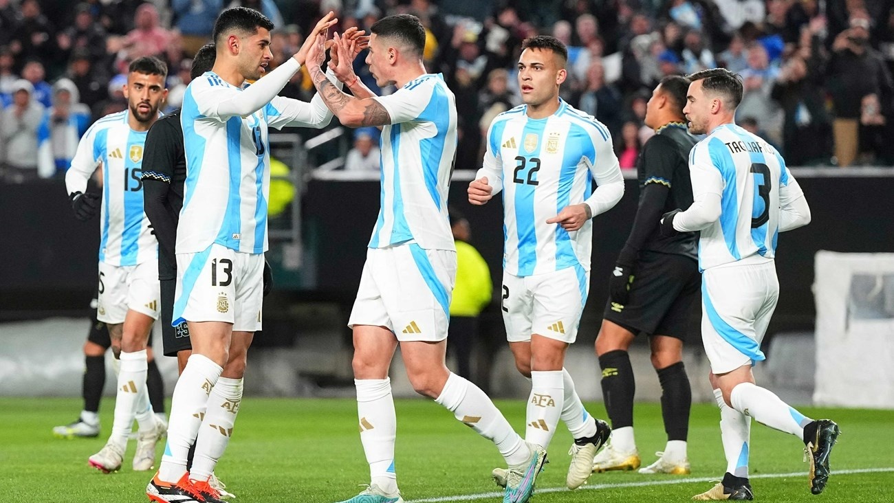 نجوم الأرجنتين يتألقون في غياب القائد ميسي ويحققون الفوز بثلاثية على حساب السلفادور