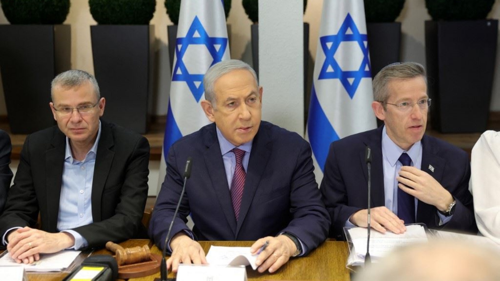 نتانياهو (في الوسط) يترأس اجتماعا لمجلس الوزراء في كيريا، التي تضم وزارة الدفاع الإسرائيلية، في تل أبيب 