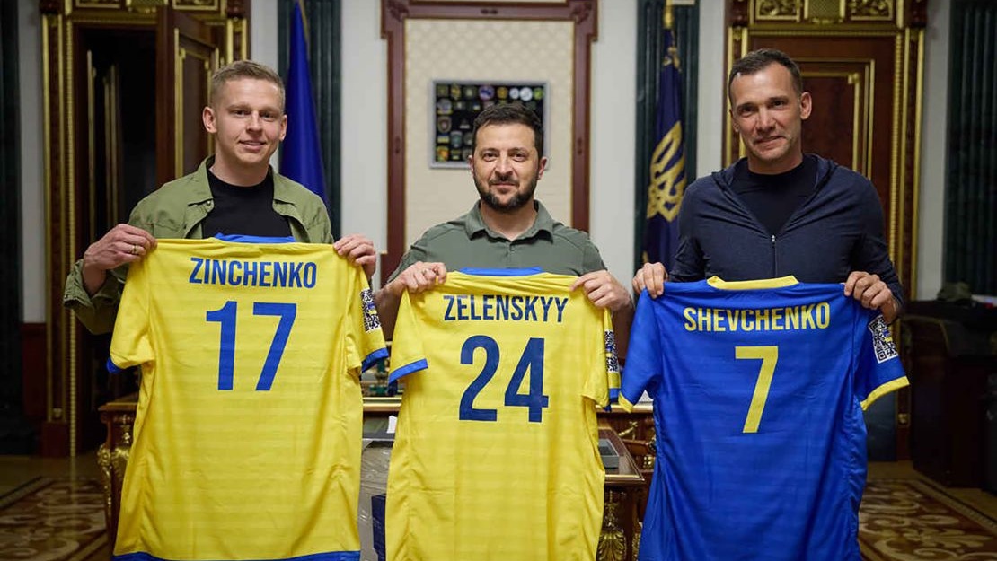 الرئيس الأوكراني زيلينسكي (وسط) وإلى يساره النجم المعتزل شيفشينكو، وإلى يمينه زينتشكو