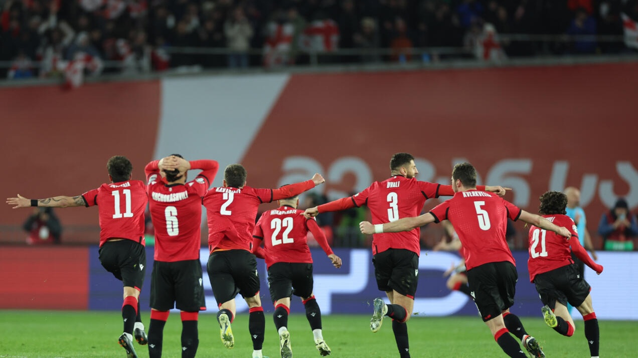 لاعبو جورجيا يحتفلون بالفوز على اليونان بركلات الترجيح في نهائي المسار الثالث والتأهل إلى نهائيات كأس أوروبا في المانيا هذا الصيف في تبليسي 