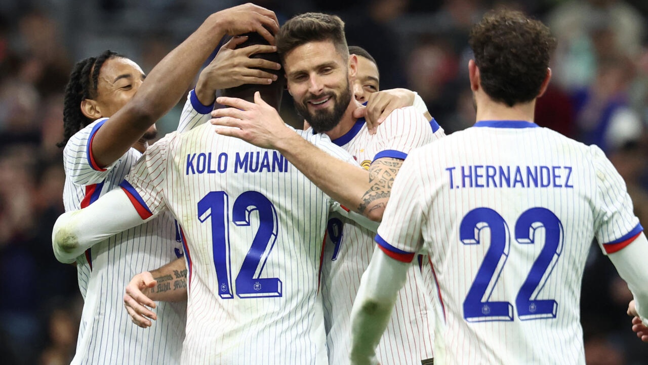 نجوم المنتخب الفرنسي يحتفلون بأحد الأهداف في مرمى منتخب تشيلي