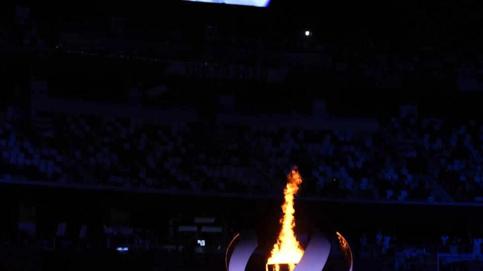 لقطة للشعلة الاولمبية لالعاب باريس 2024 في المرجل خلال حفل اختتام دورة الالعاب الاولمبية في طوكيو عام 2021. 8 اب/اغسطس 2021