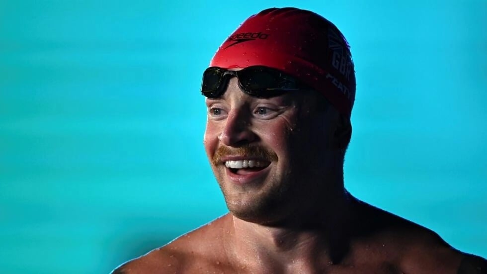 البريطاني آدم بيتي قبل خوضه نصف نهائي سباق 50 م صدراً خلال بطولة العالم للسباحة. الدوحة في 13 شباط (فبراير)