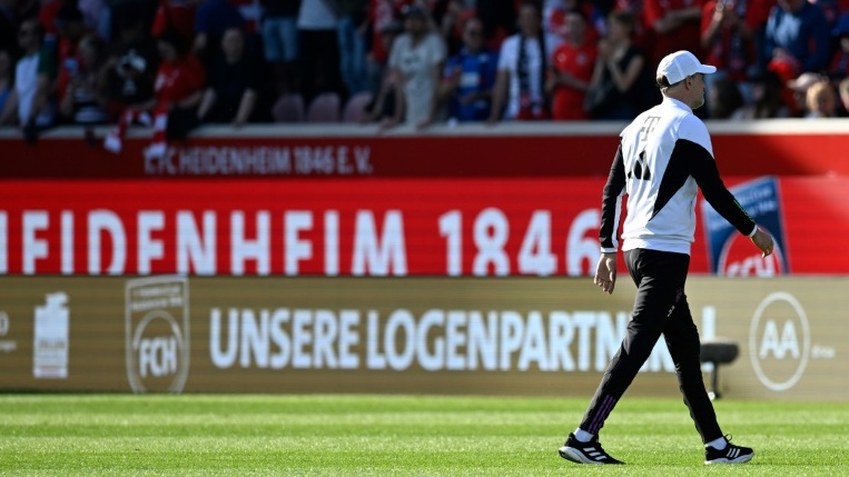 مدرب بايرن ميونيخ توماس توخل يغادر الملعب بعد هزيمة فريقه أمام هايدنهايم 2-3 في هايدنهايم جنوب غرب ألمانيا 