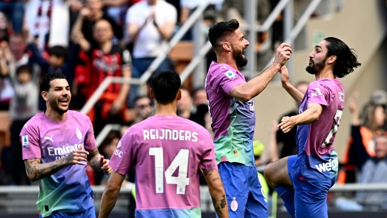 لاعبو ميلان يحتفلون بالهدف الثاني في مرمى ليتشي (3-0) في الدوري الايطالي 