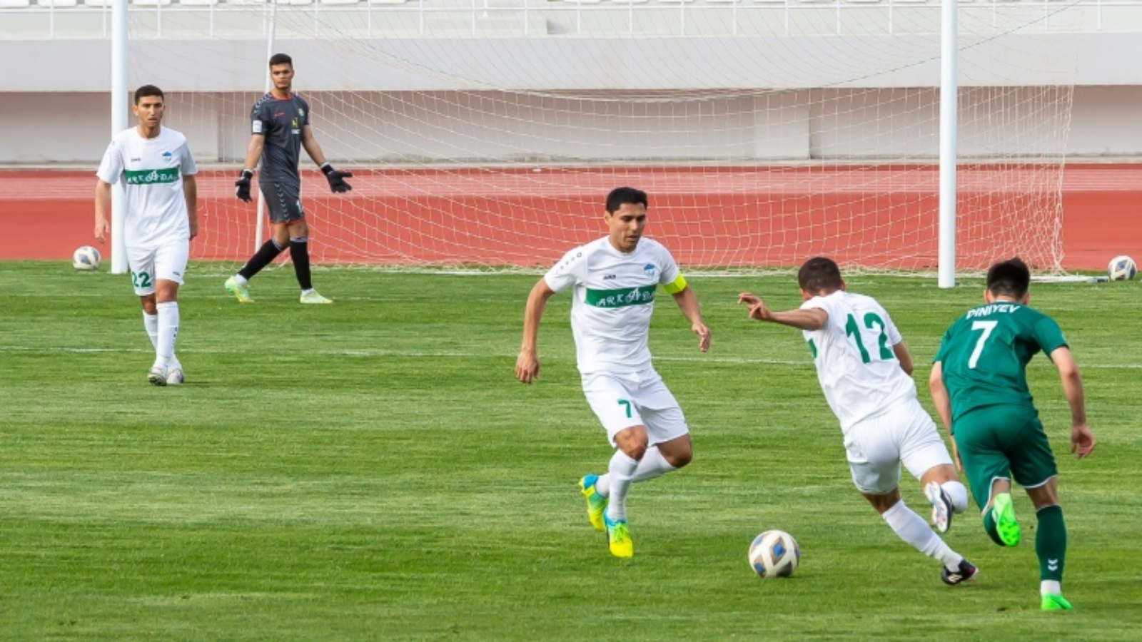 ديدار دوردييف (22، يمين) هداف أركاداغ التركماني يلعب لفريقه أمام أهال في الدوري المحلي لكرة القدم. 30 آذار (مارس) 2024 
