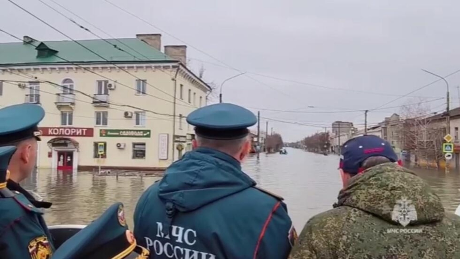 صورة من تسجيل فيديو نشرته وزارة الطوارئ الروسية في 7 نيسان (أبريل) 2024 تظهر عناصر إنقاذ يتفقدون منطقة غارقة بمياه الفيضانات في بلدة أورك بمنطقة أورينبورغ جنوب شرق الطرف الجنوبي لجبال الأورال