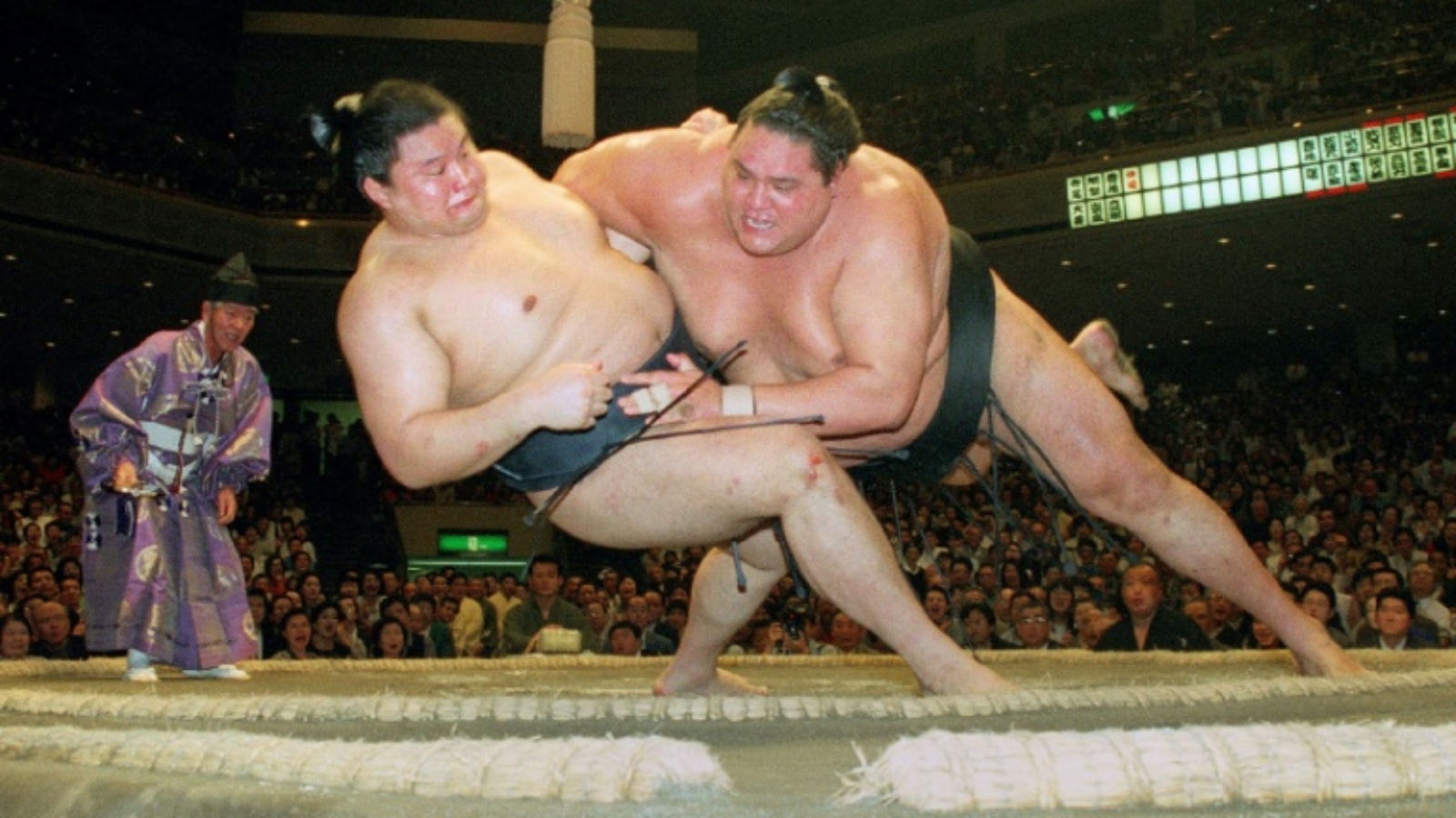 مصارع السومو أكيبونو (يمين) في صورة من العام 1997