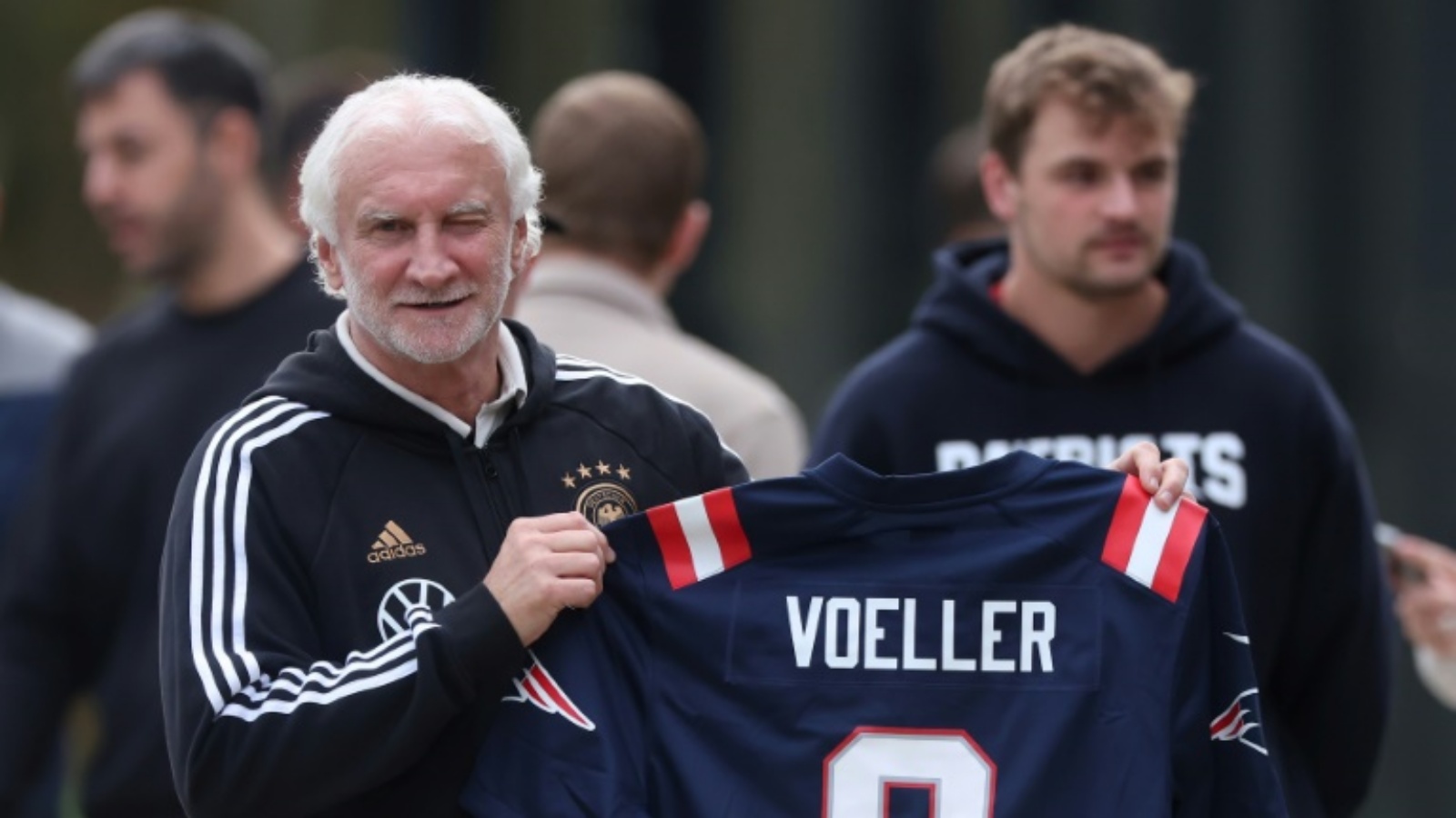 رودي فولر يرفع قميصاً يحمل اسمه خلال تمارين المنتخب الألماني لكرة القدم. فوكسبورو، ماساشوسيتس، في 10 تشرين الأول (أكتوبر) 2023
