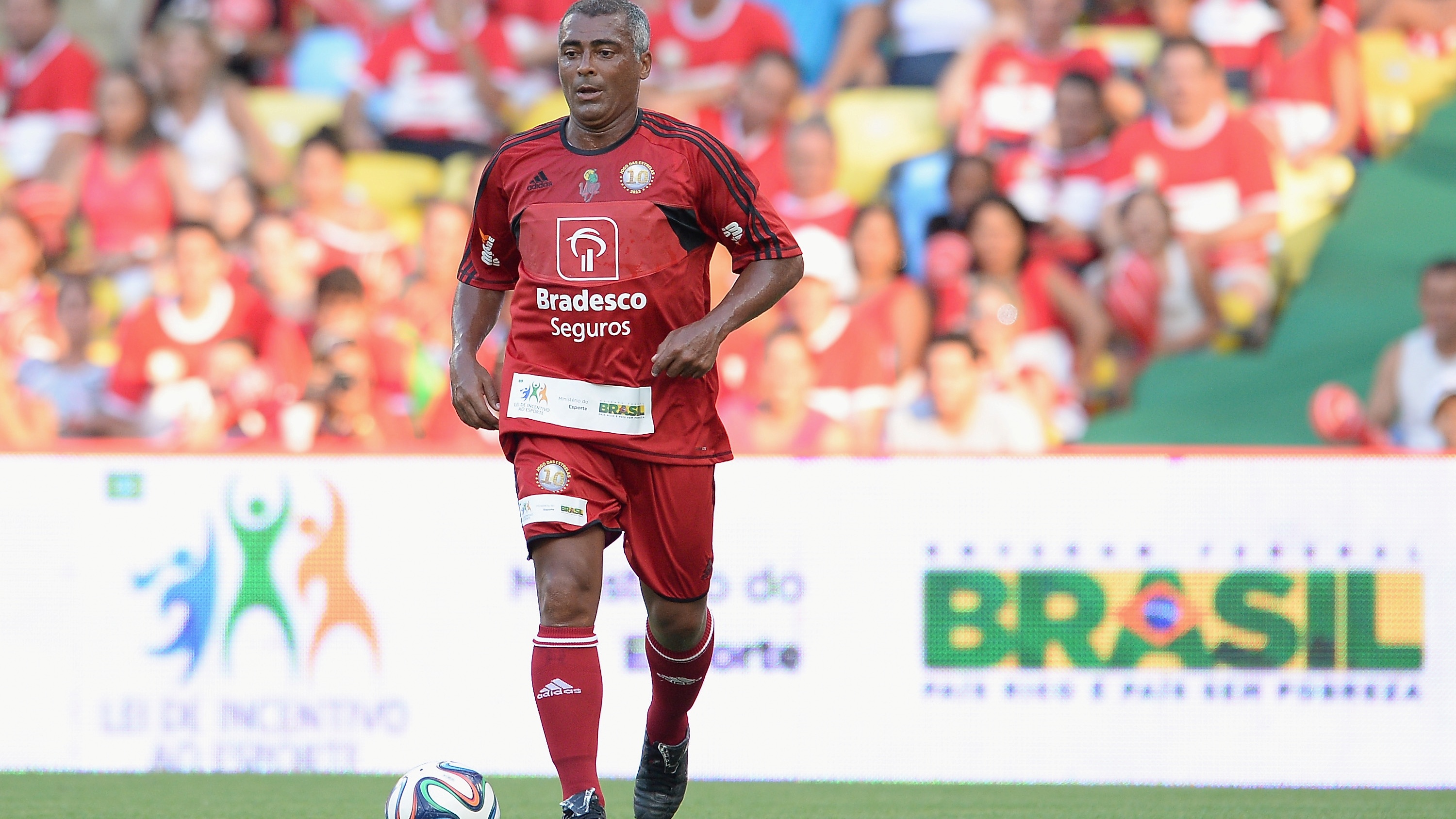 النجم البرازيلي روماريو يقترب من الـ60 ويعود للملاعب ليلعب إلى جوار نجله