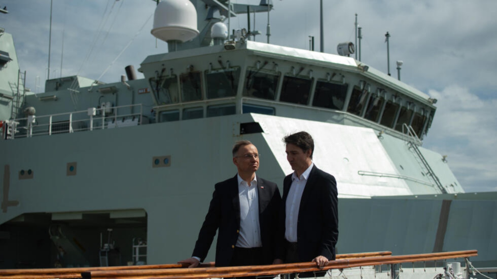 رئيس الوزراء الكندي جاستن ترودو (على اليمين) مع الرئيس البولندي أندريه دودا في قاعدة إسكيلمات البحرية في كندا في 20 نيسان (أبريل) 2024 