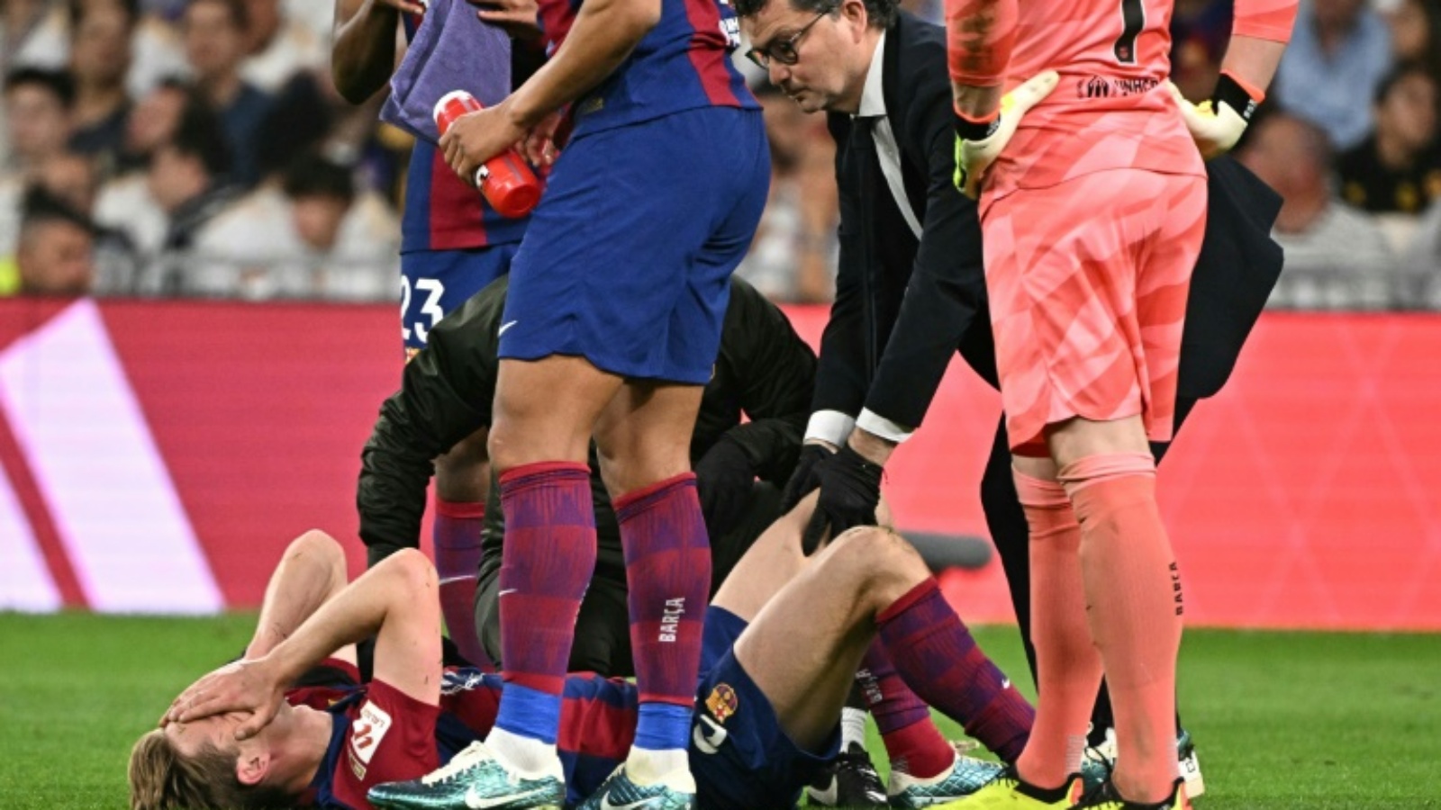 لاعب وسط برشلونة الهولندي فرنكي دي يونغ تعرّض للاصابة في الكلاسيكو امام ريال مدريد في الدوري الاسباني لكرة القدم الاحد 21 نيسان (ابريل) 2024