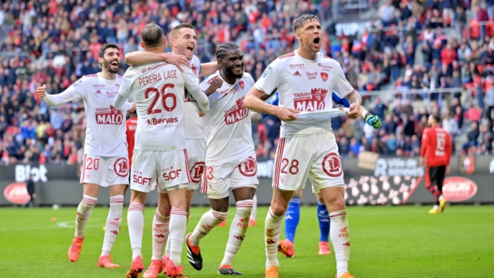 لاعبو بريست يحتفلون بهدف الفوز على رين (5-4) في الدوري الفرنسي في 28 نيسان (أبريل) 2024