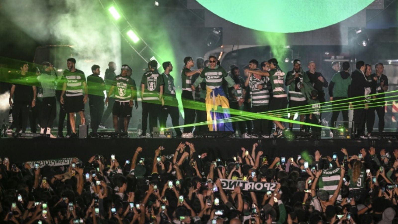 لاعبو سبورتينغ وبينهم الهداف السويدي فيكتور غيوكيريس (وسط) يحتفلون مع الجمهور في ساحة ماركيس دو بوميل في لشبونة بعد حسم لقب الدوري البرتغالي لكرة القدم