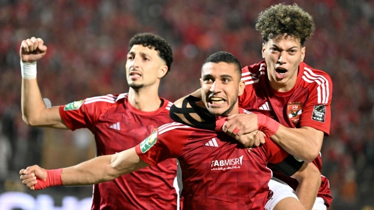 لاعبو الاهلي المصري يحتفلون بهدف الفوز في مرمى الترجي التونسي (1-0) في اياب الدور النهائي لمسابقة دوري ابطال إفريقيا في القاهرة